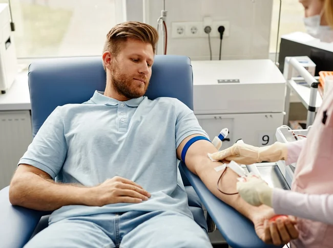 Mann spendet Blutplasma